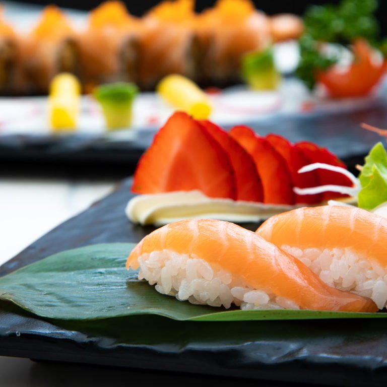 Presentazione Cucina Fusion con fragole e nigiri salmone