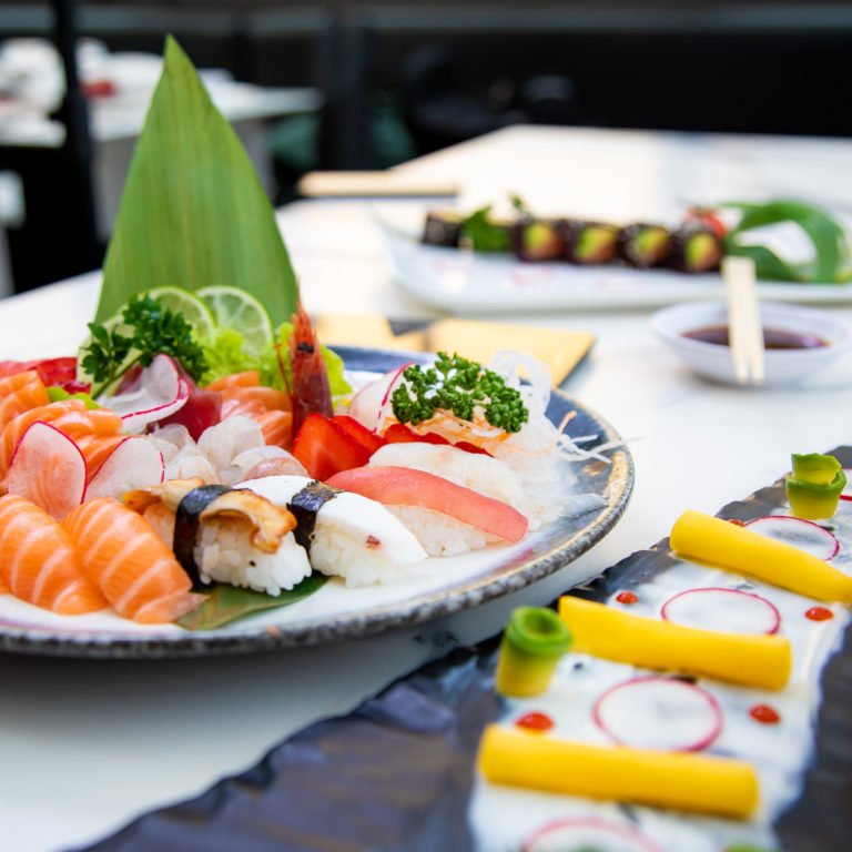 Cucina Fusion, piatti di sushi e sashimi